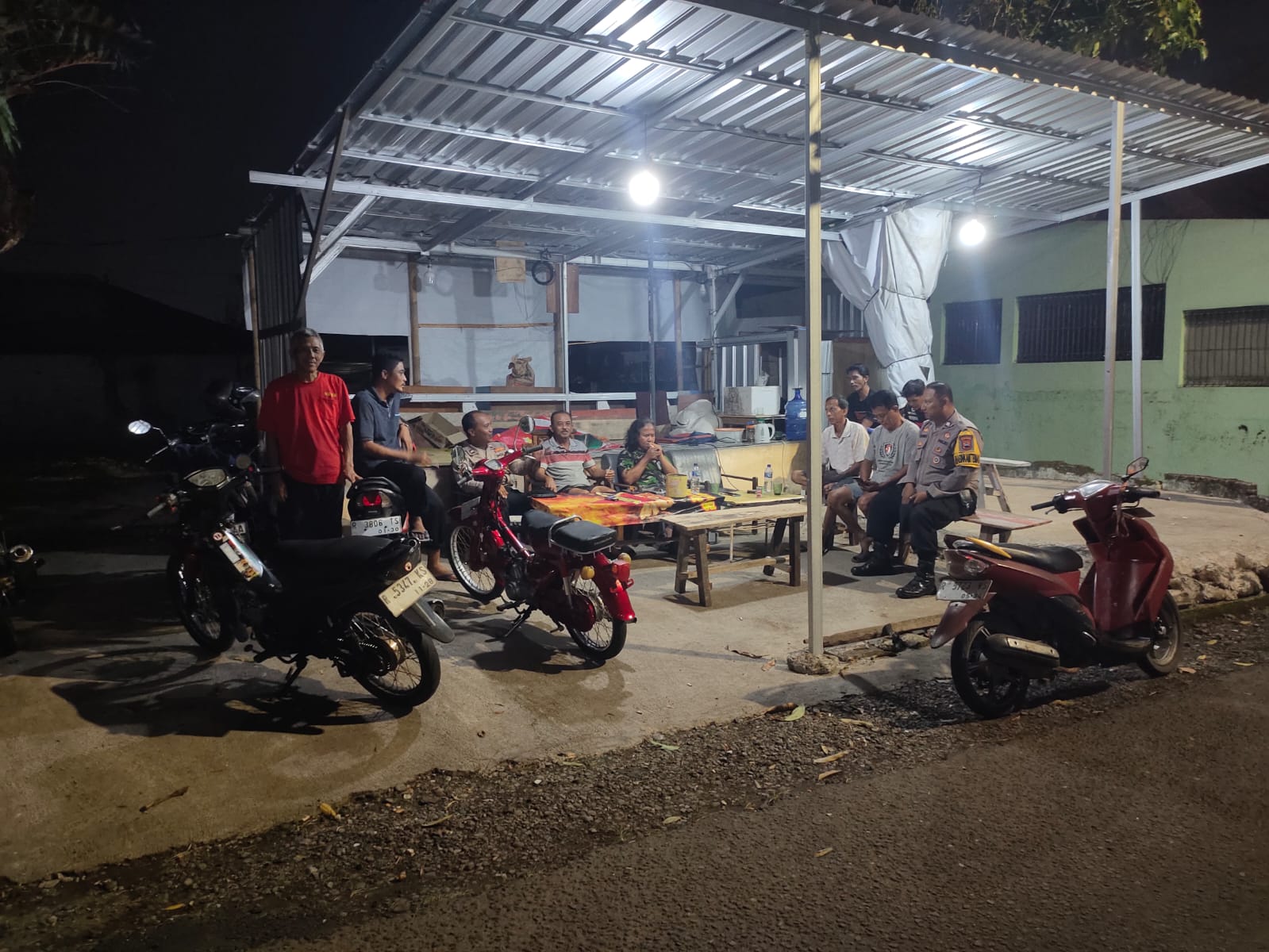 Sambangi Satkamling, Bhabinkamtibmas Patikraja Banyumas Ajak Warga Tingkatkan Kewaspadaan Malam Hari