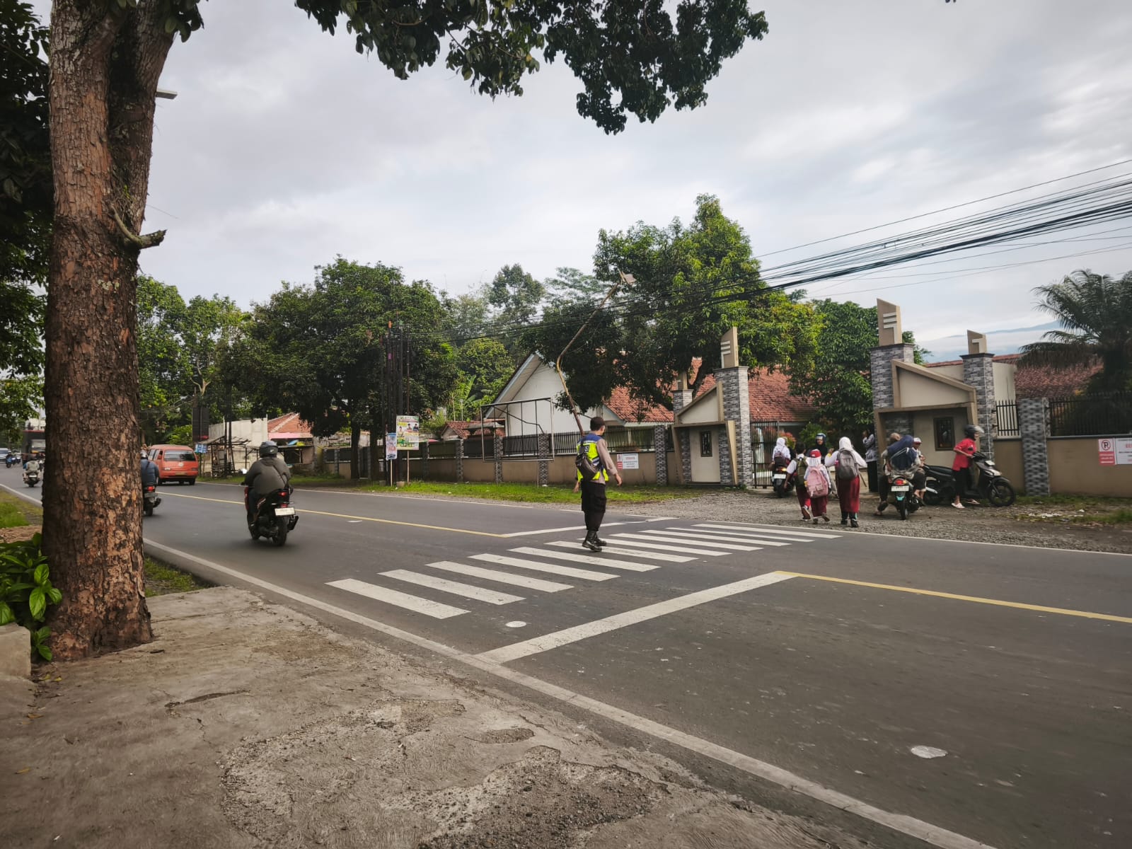 Polisi Hadir, Amankan Arus Lalu Lintas Pelajar di Gumelar Banyumas