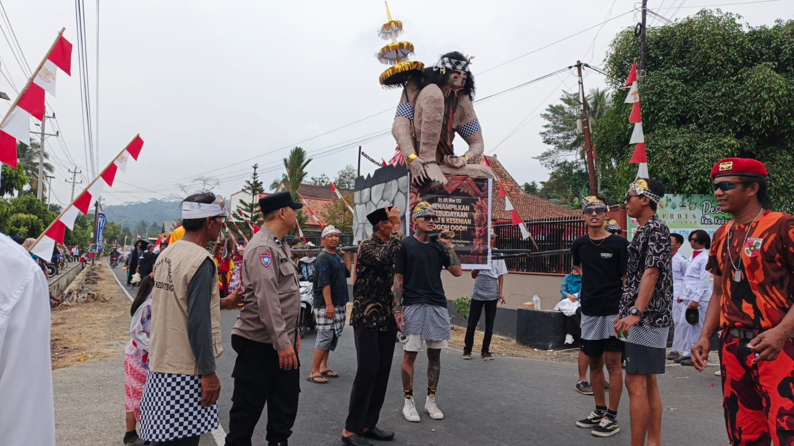 Polsek Kedungbanteng Pastikan Upacara dan Karnaval HUT RI di Dawuhan Kulon Berlangsung Kondusif