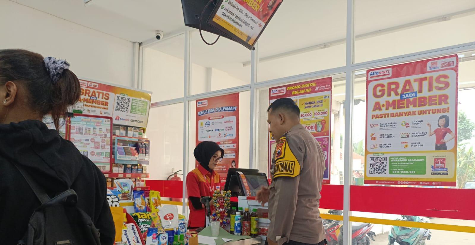 Sambangi Minimarket, Polisi Banyumas Ingatkan Kewaspadaan Cegah Kejahatan dan Peredaran Uang Palsu