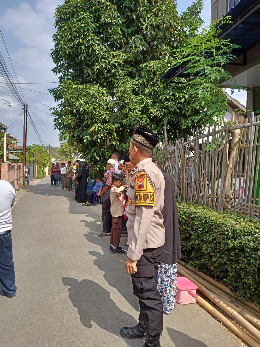 Bhabinkamtibmas Polsek Patikraja Tunjukkan Kepedulian dan Empati, Hadiri Takziah Warga Kedungrandu
