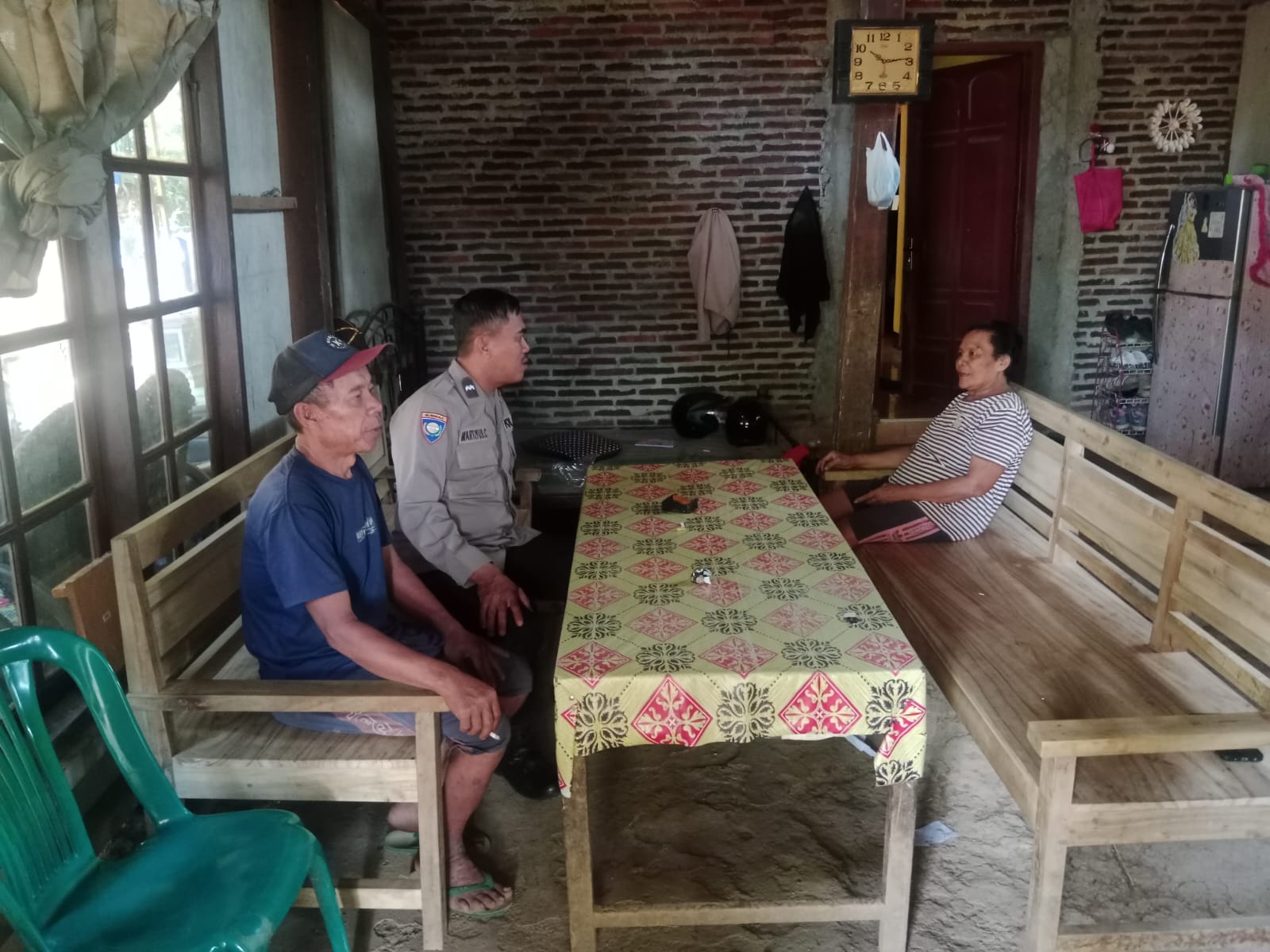Sambangi Tokoh Masyarakat Jatisaba, Bhabinkamtibmas Cilongok Perkuat Sinergi Jaga Kamtibmas