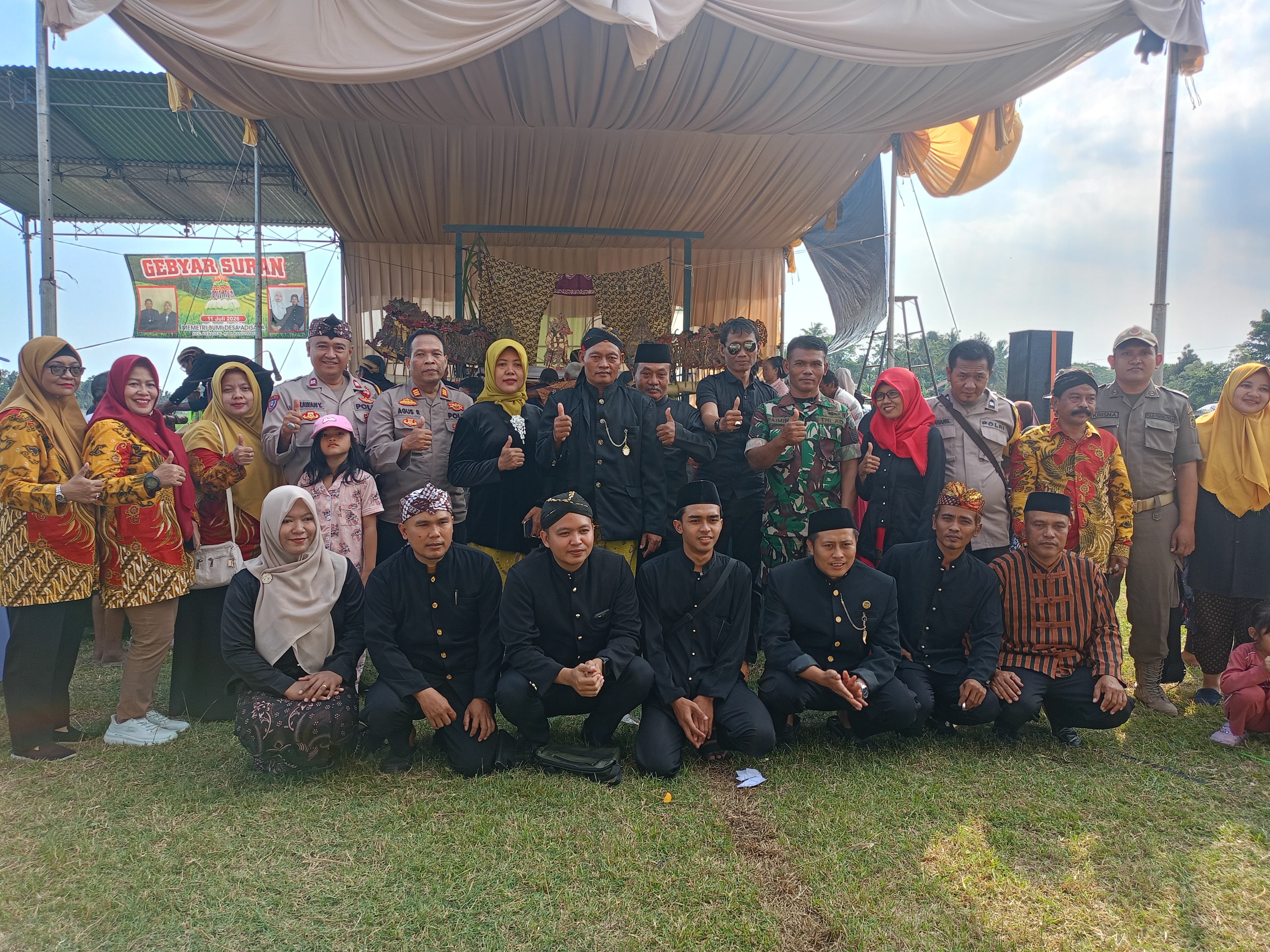 14 Gunungan Meriahkan Ruwat Bumi di Desa Adisana, Bhabinkamtibas Hadir Jaga Kamtibmas