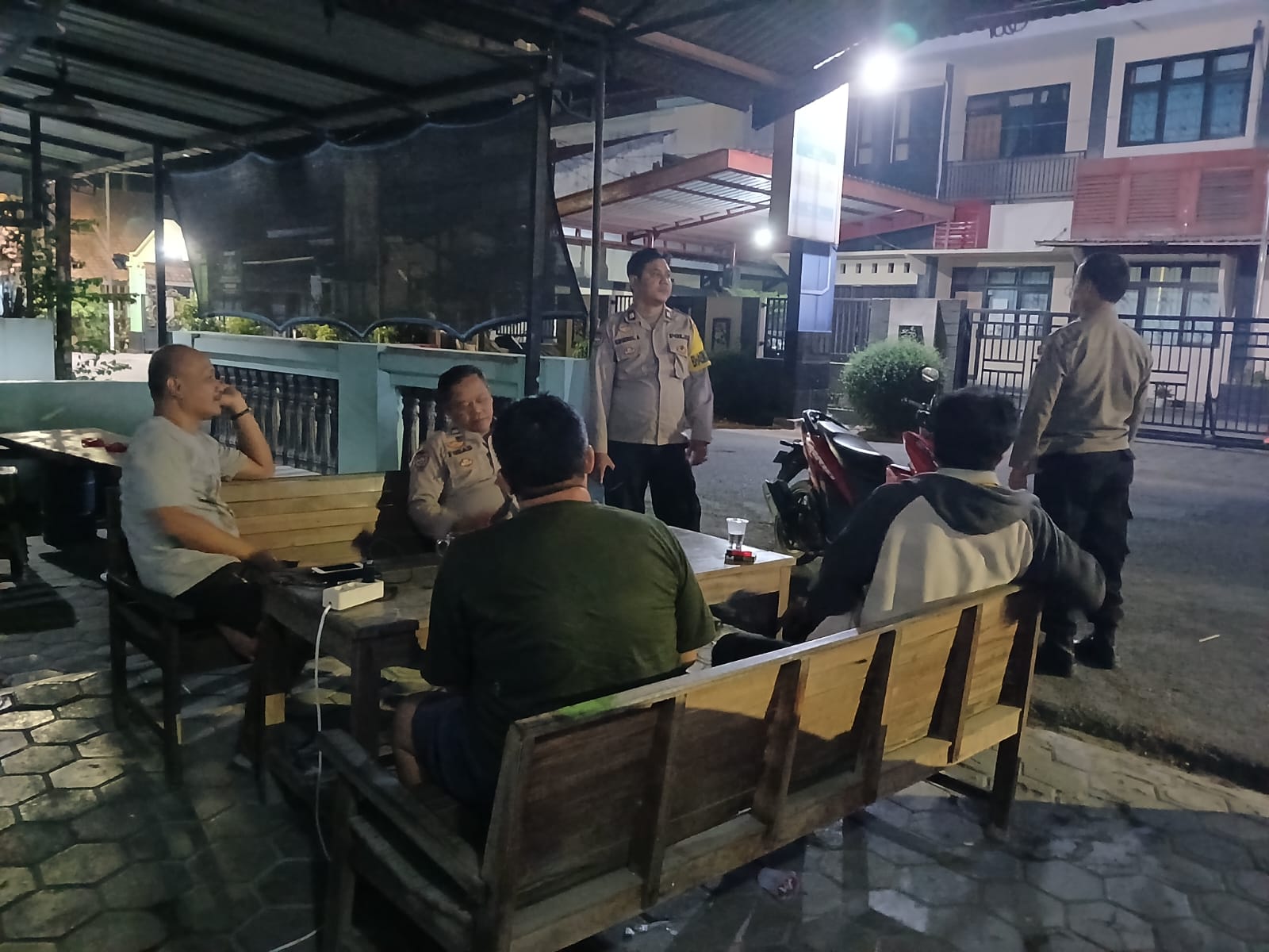 Ngopi Sambil Jaga Keamanan, Bhabinkamtibmas Polsek Gumelar Serap Informasi Warga