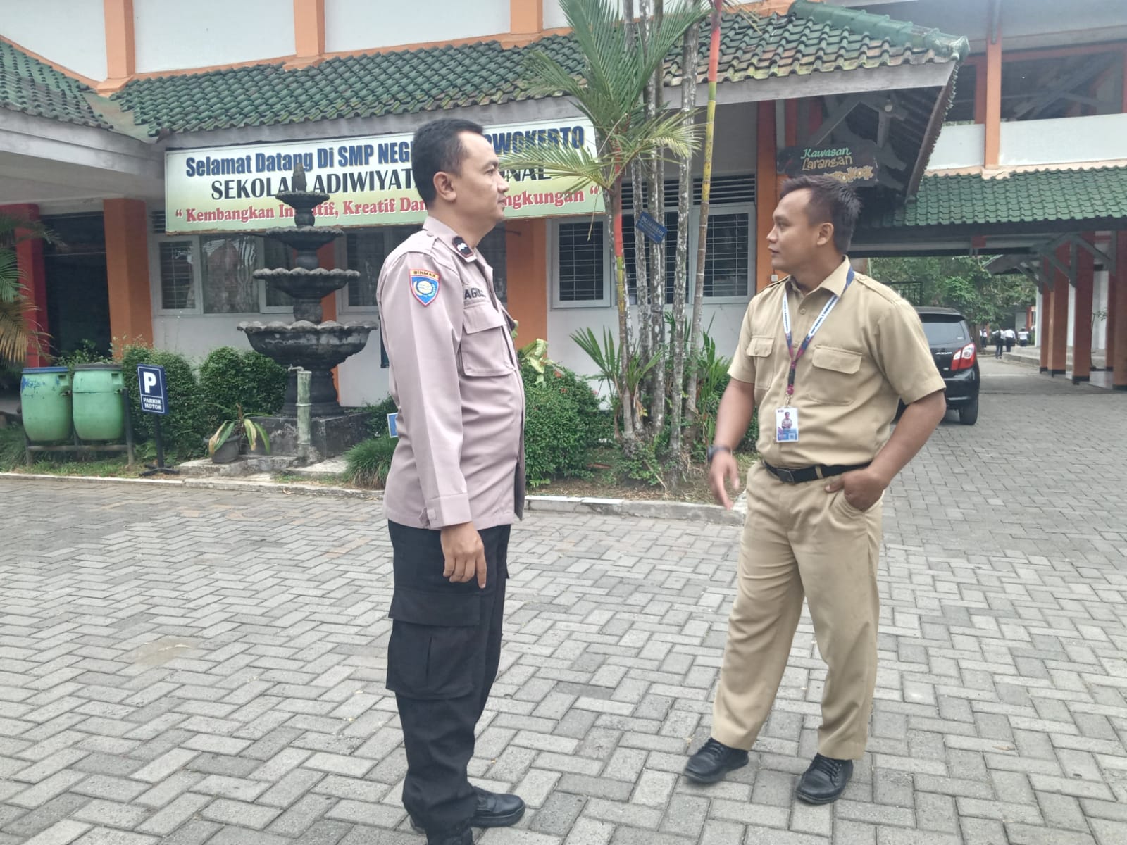 Jaga Sekolah Tetap Aman, Bhabinkamtibmas Sambangi Satpam SMP Negeri 9 Purwokerto