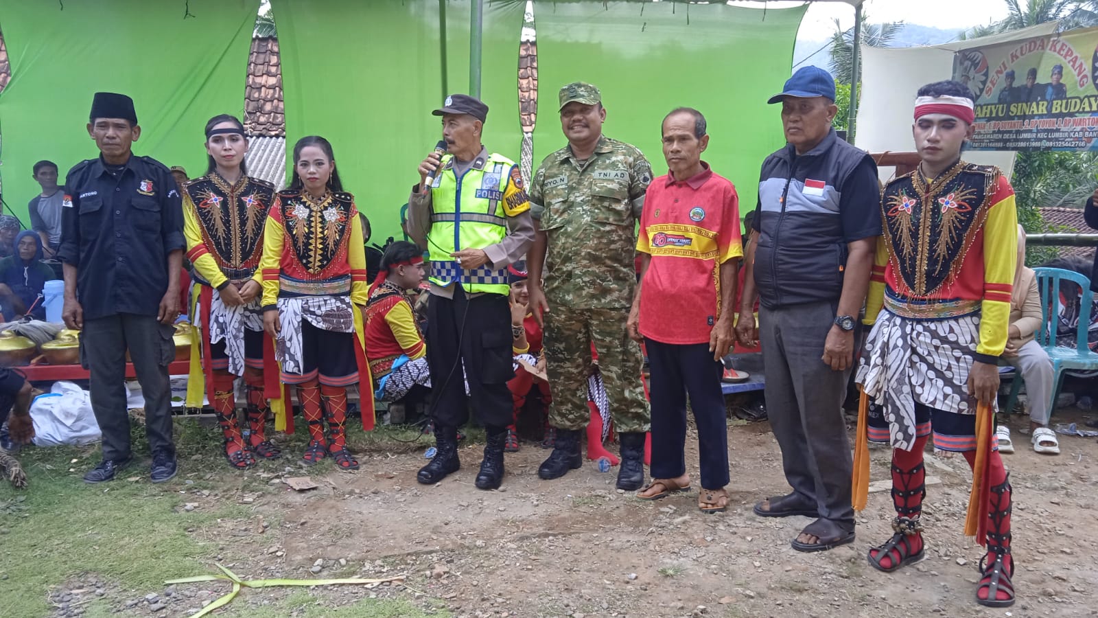 Bhabinkamtibmas Gumelar Banyumas Amankan Hiburan Ebeg, Ratusan Warga Hadir