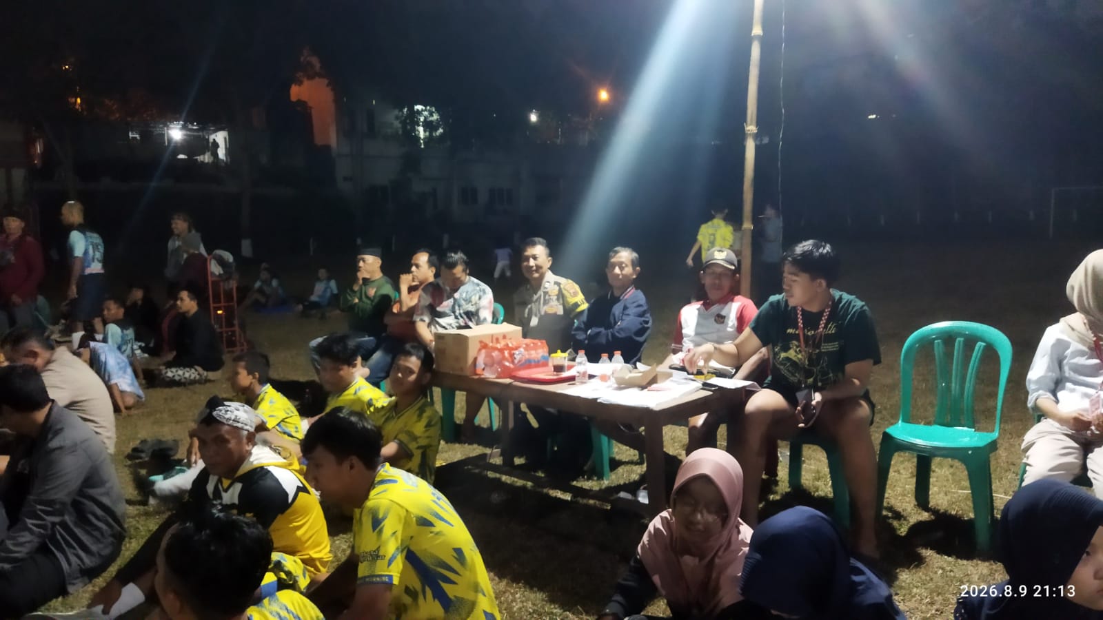 Semarak HUT RI ke-81 Malam Hari, Bhabinkamtibmas Patikraja Kawal Turnamen Sepak Bola Antar-RT