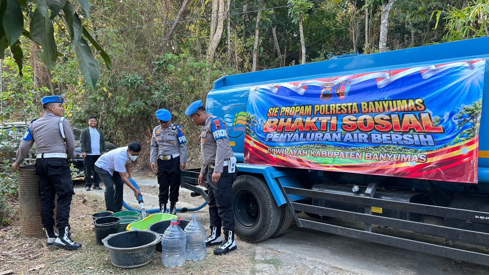 Propam Polda Jateng Salurkan Bantuan Air Bersih Untuk Warga Banyumas Terdampak Kekeringan