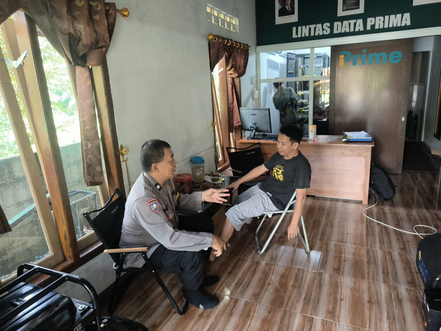 Perkuat Sinergi Jaga Kamtibmas, Bhabinkamtibmas Cilongok Polresta Banyumas Sambangi Warga Langgongsari