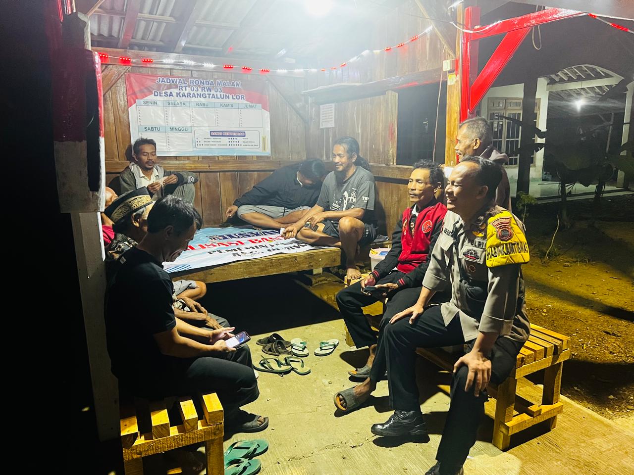 Sambangi Poskamling, Bhabinkamtibmas Purwojati Ajak Warga Perkuat Keamanan dan Waspada Kebakaran