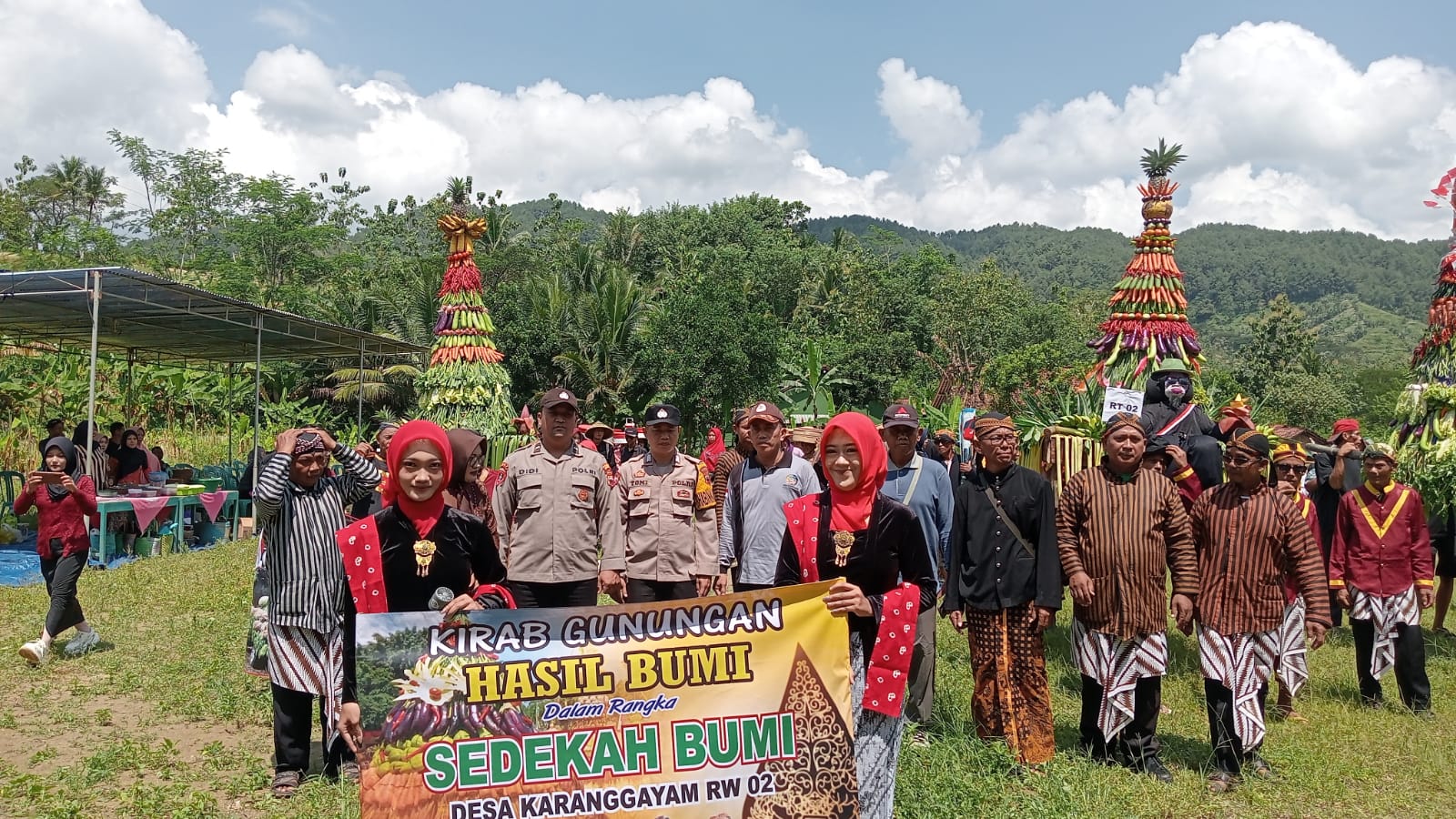 Bhabinkamtibas Polsek Lumbir Polresta Banyumas Hadir di Sedekah Bumi, Pastikan Tradisi Berjalan Aman