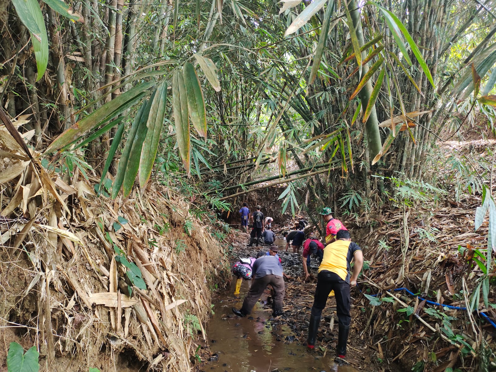 Bhabinkamtibmas Polsek Sumpiuh Banyumas Turun Tangan Bersihkan Sungai Bersama Warga