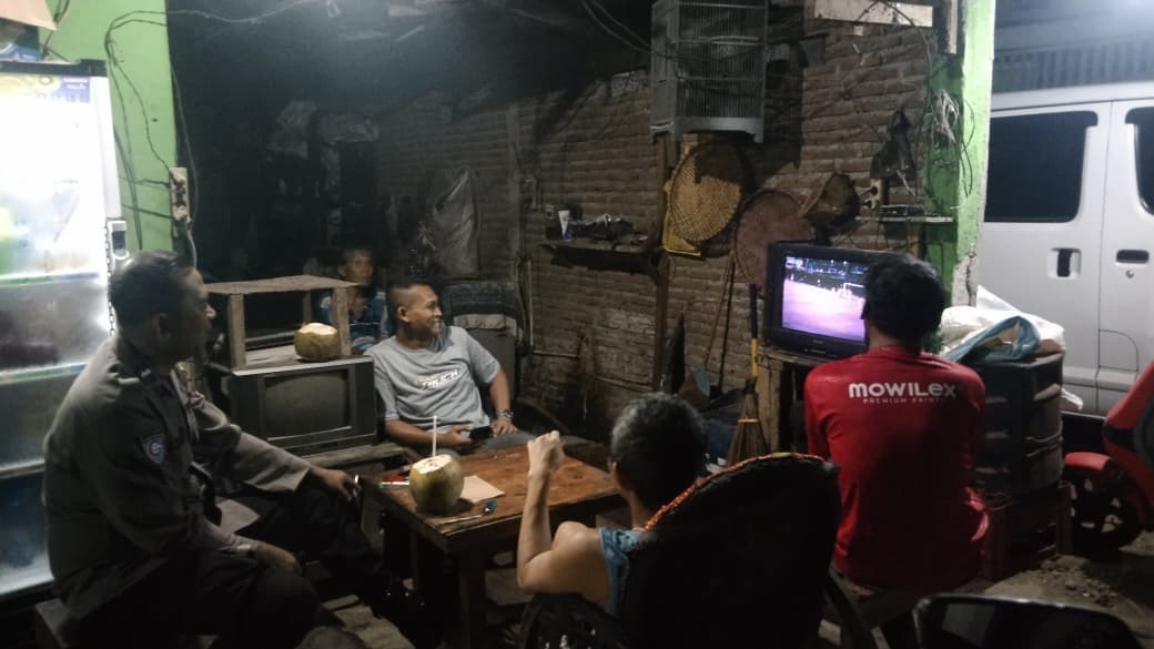 Bhabinkamtibmas Sambangi Warga Ronda, Perkuat Sinergi Jaga Kamtibmas di Banyumas