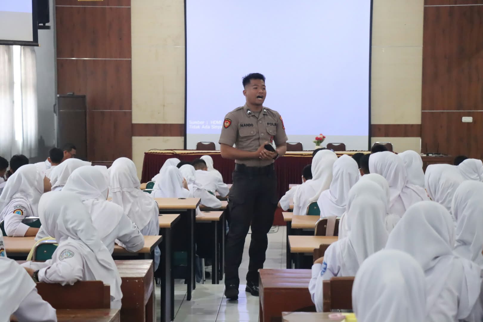 Polresta Banyumas Edukasi Siswa SMK Negeri 1 Purwokerto Lewat Program Paham AI