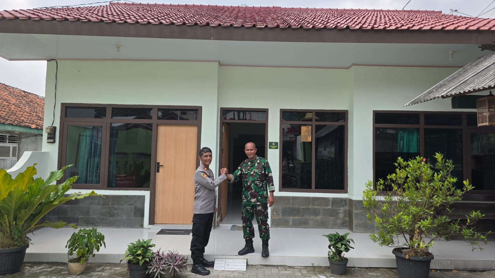 Perkuat Soliditas TNI-Polri, Polsek Lumbir Banyumas Silaturahmi ke Koramil 20/Lumbir