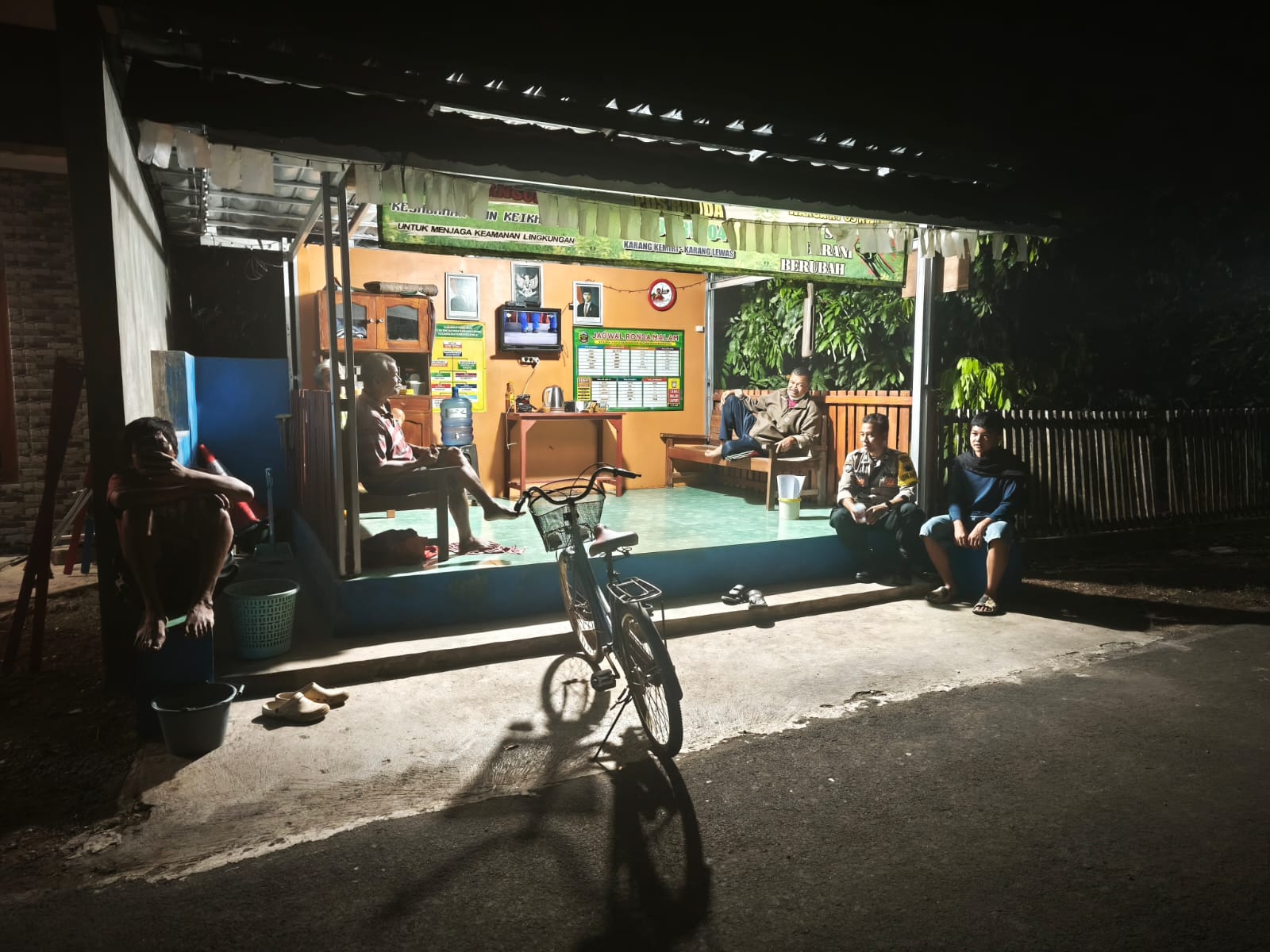 Cegah Gangguan Kamtibmas, Polsek Karanglewas Banyumas Sambangi Pos Kamling Saat Warga Terlelap