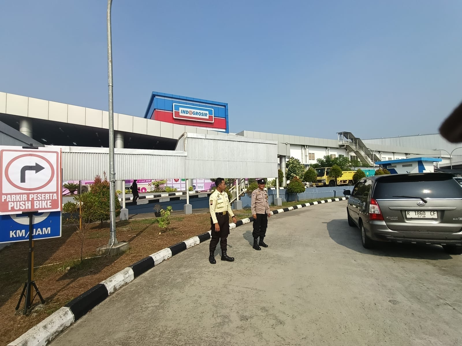 Bhabinkamtibmas Patikraja Banyumas Kawal Beauty Fest 2026 dan Lomba Pushbike Anak