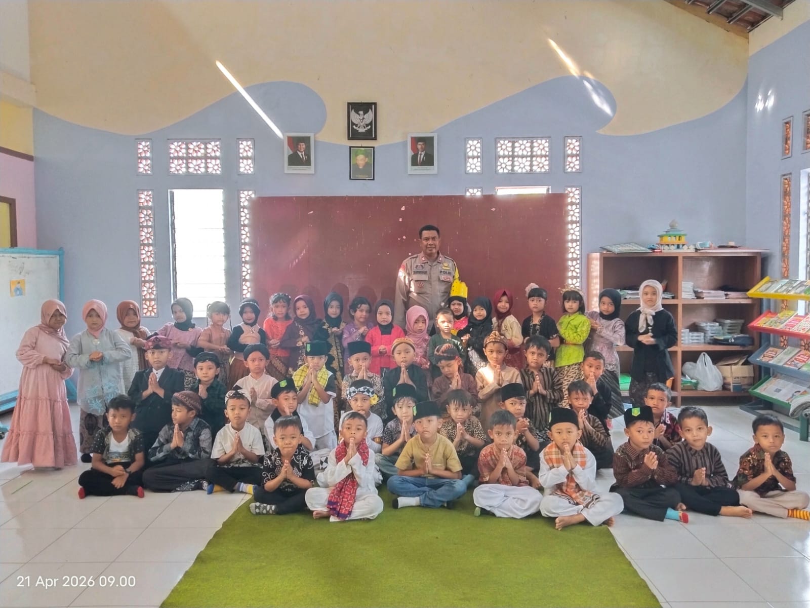 Sambangi TK Diponegoro 59, Bhabinkamtibmas Polsek Karanglewas Tanamkan Disiplin dan Kesehatan Sejak Dini