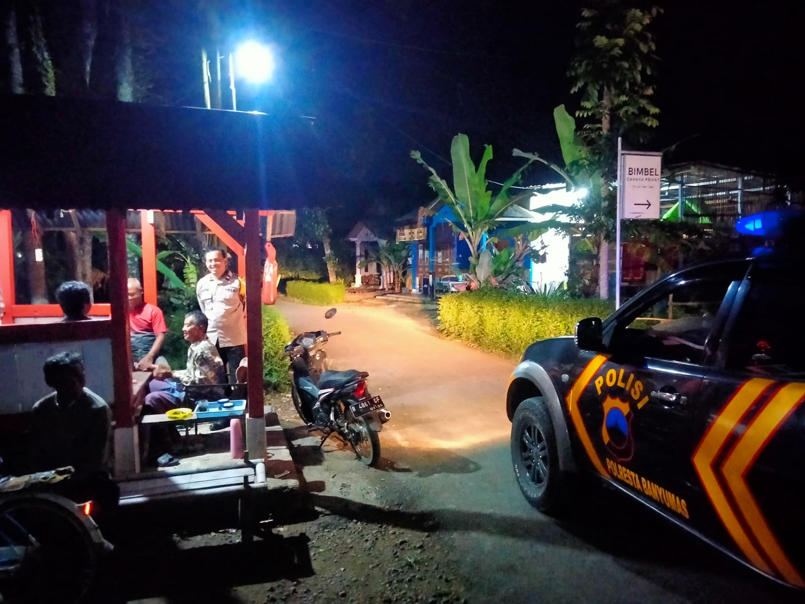 Bhabinkamtibmas Kebasen Banyumas Cek Poskamling Tengah Malam, Warga Diingatkan Waspada Jam Rawan