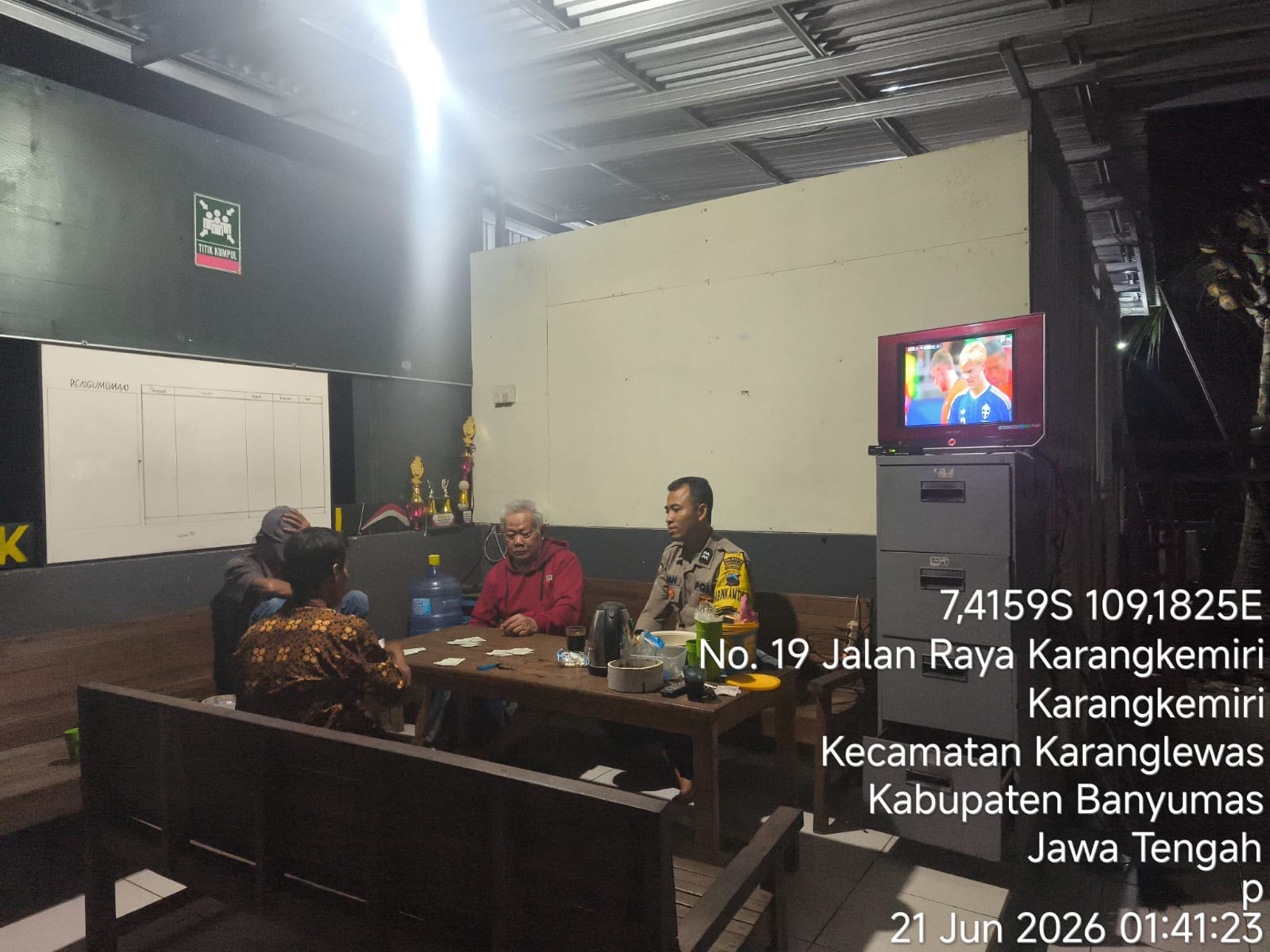 Bhabinkamtibmas Sokaraja Banyumas Sambangi Pos Satkamling, Pastikan Keamanan Warga Terjaga