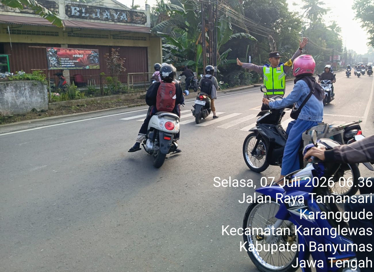 Polisi Hadir, Bhabinkamtibmas Karanglewas Banyumas Berikan Rasa Aman di Simpang Tamansari