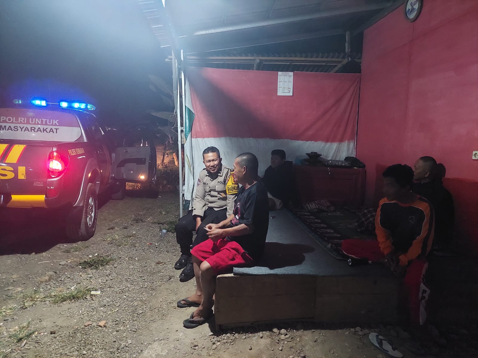 Bhabinkamtibmas Polsek Kembaran Sambangi Satkamling, Perkuat Kepedulian Warga Jaga Kamtibmas
