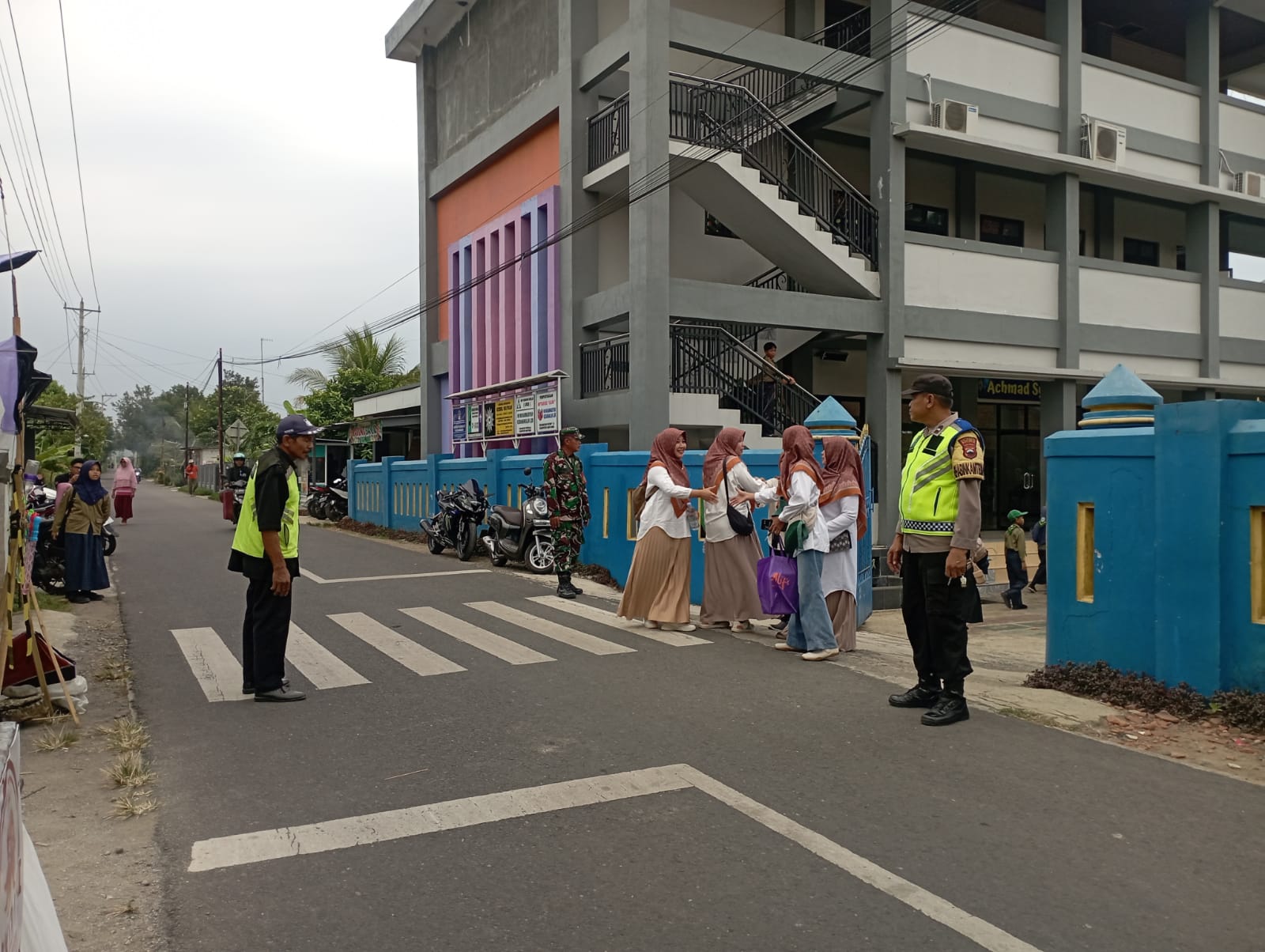 Ratusan Siswa Ikuti Pawai Ta’aruf di Patikraja Banyumas, Polisi Lakukan Pengamanan Preventif