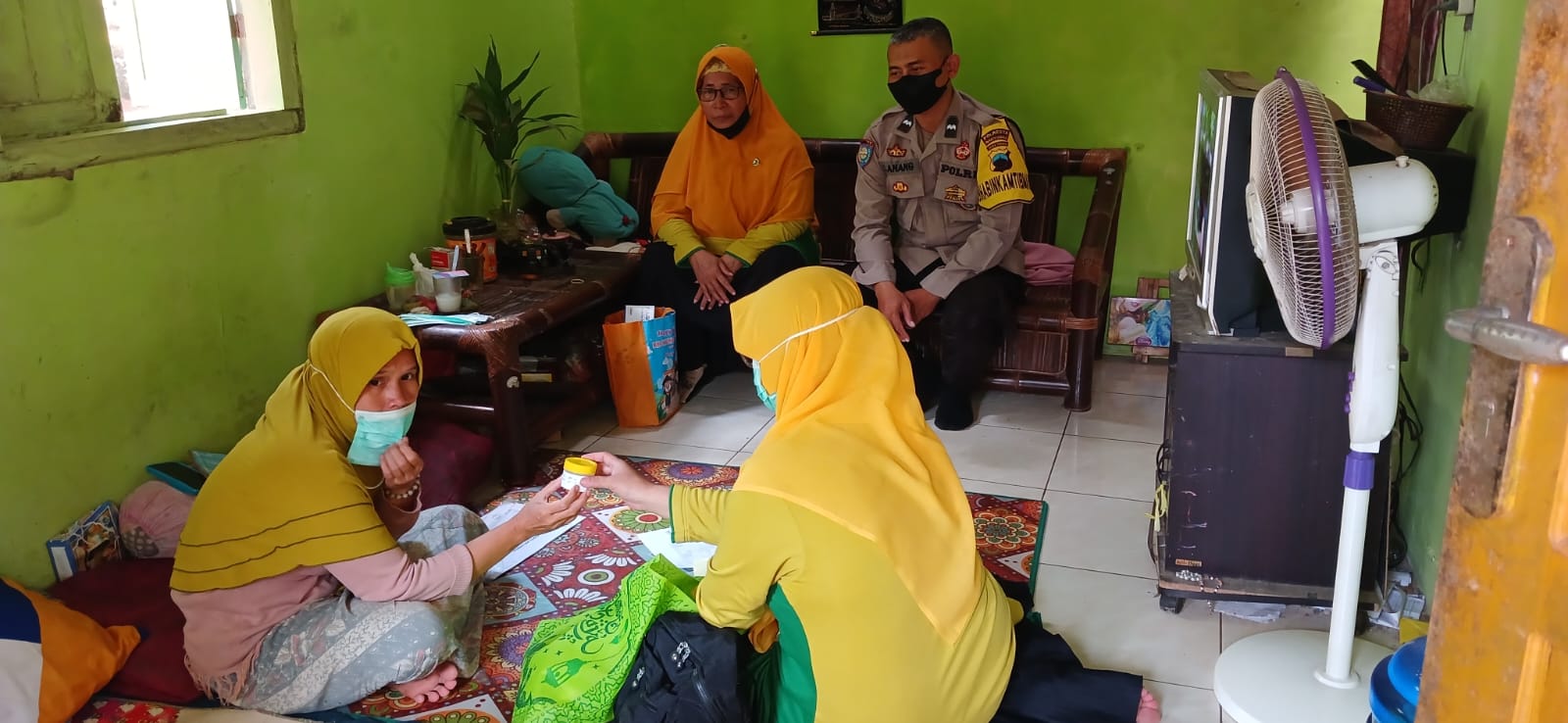 Bhabinkamtibmas Dampingi Kader Lakukan Tracing Pasien di Karangpetir, Upaya Cegah Penyebaran TB Paru