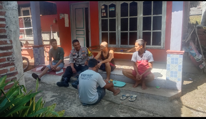 Dari Rumah ke Rumah, Polisi Ajak Warga Pangebatan Banyumas Waspada dan Aktif Jaga Lingkungan
