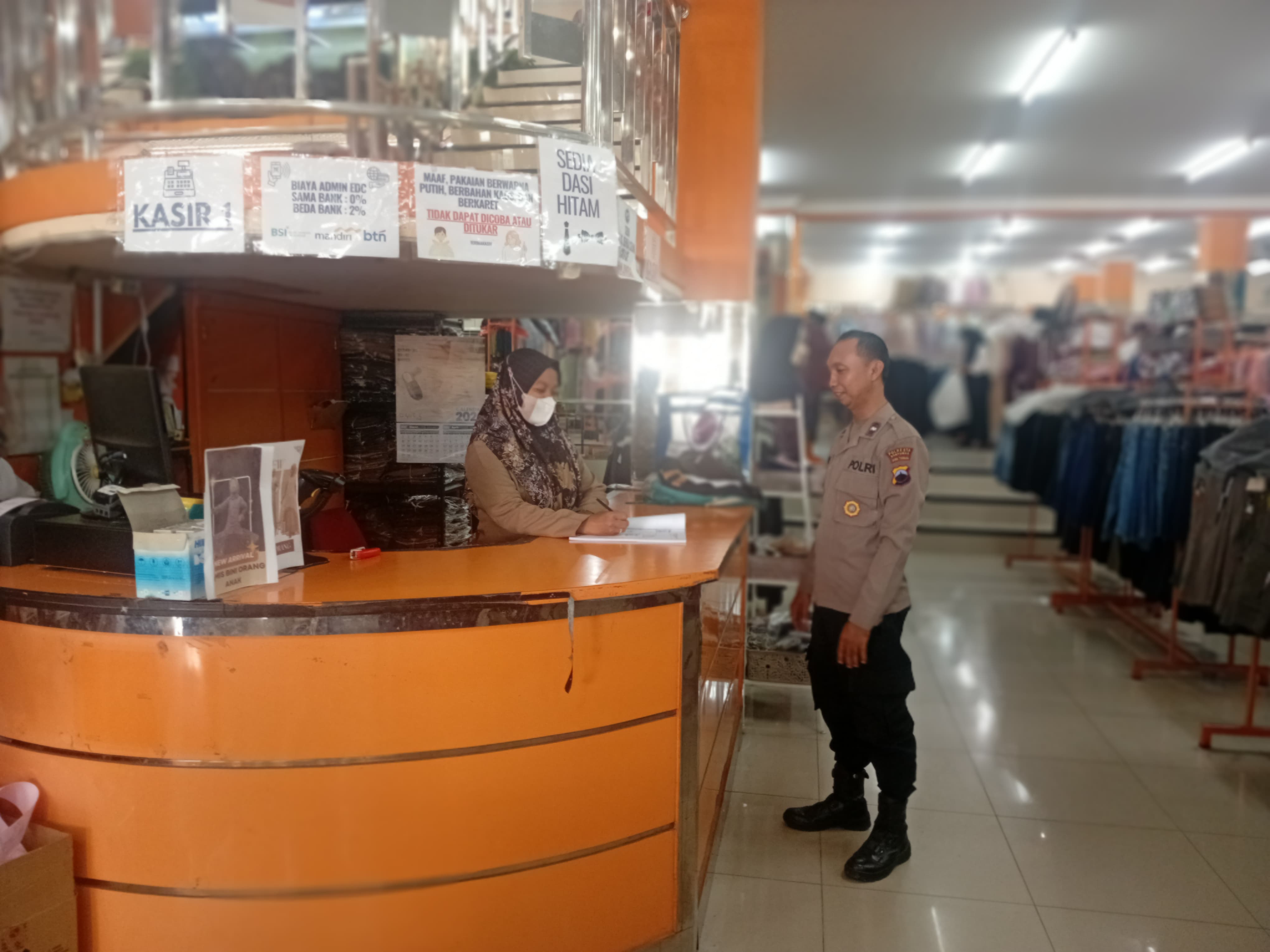 Sambangi Toko Queen Campus, Bhabinkamtibmas Purwokerto Utara Polresta Banyumas Ingatkan Karyawan Tingkatkan Kewaspadaan