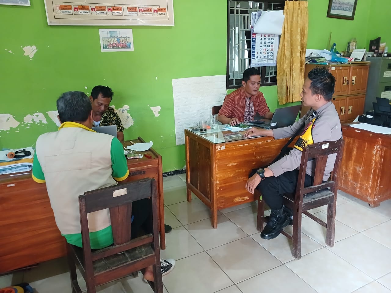 Bhabinkamtibmas Banyumas Sambangi Pemdes Karangduren, Ingatkan Waspada Penipuan dan Kejahatan Jalanan