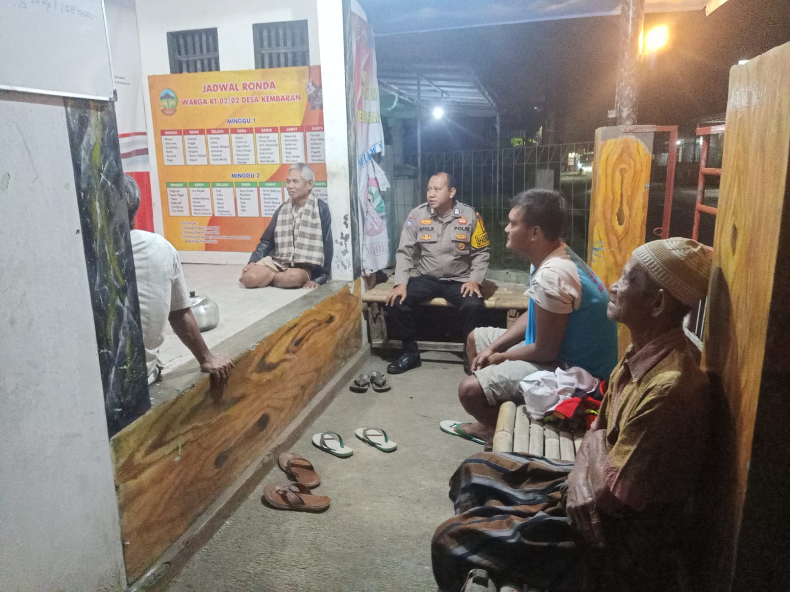 Sambangi Pos Kamling, Bhabinkamtibmas Patikraja Polresta Banyumas Ajak Warga Tingkatkan Kewaspadaan Malam Hari