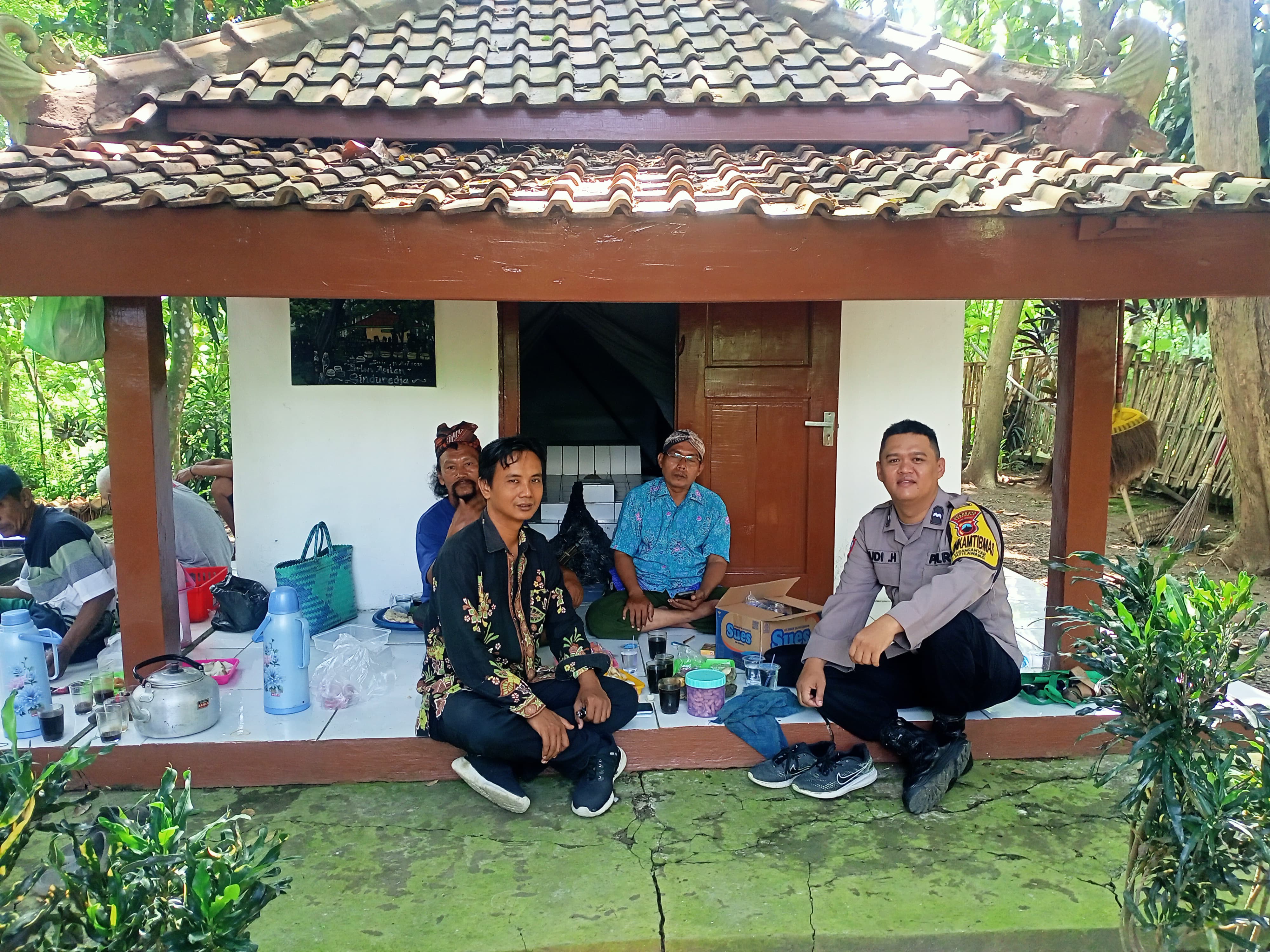 Bhabinkamtibmas Hadiri Tradisi Perlon Apitan, Wujud Sinergi Polisi Banyumas Dan Pelestarian Budaya Lokal