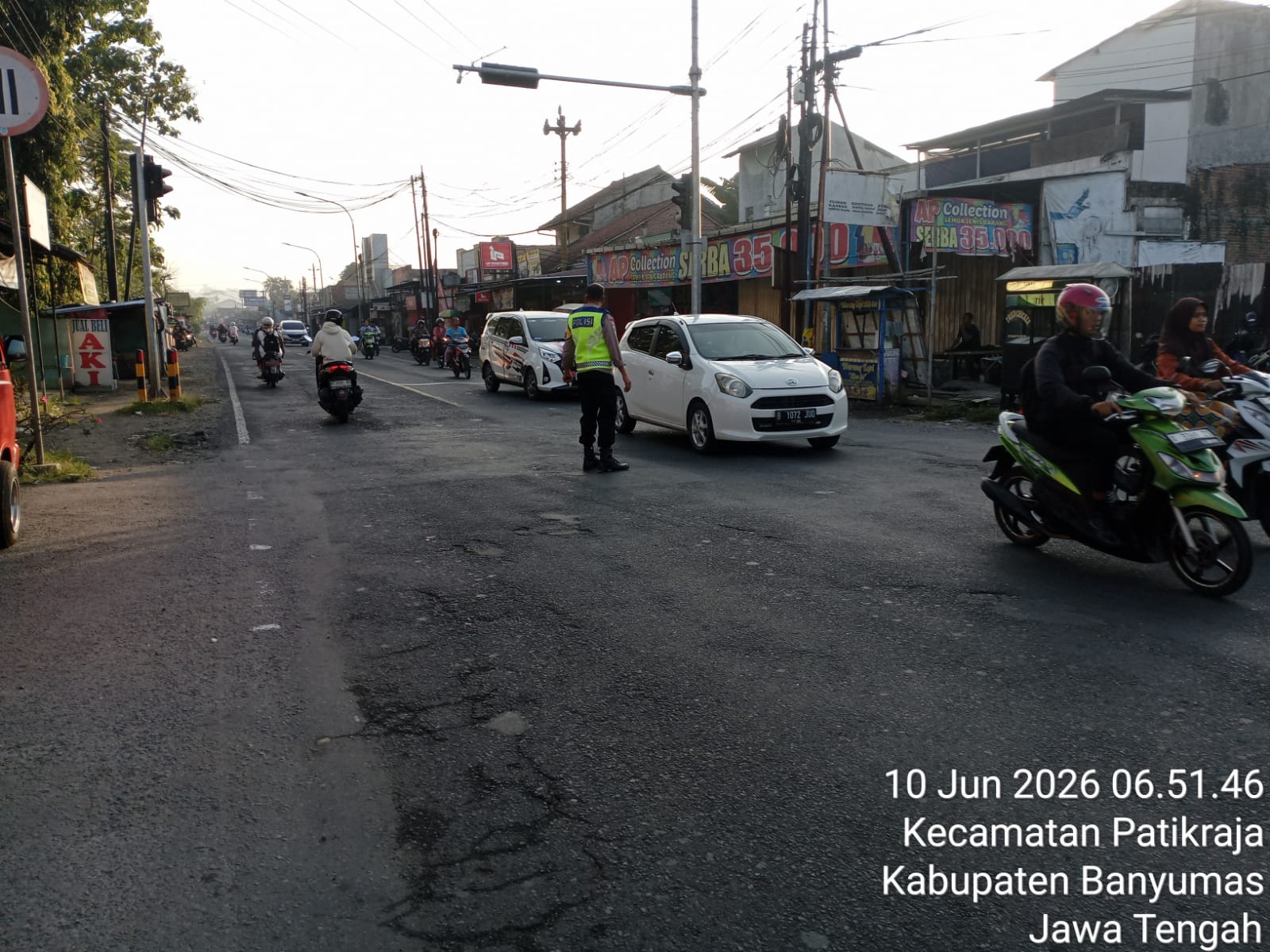 Cegah Laka di Pagi Hari, Polisi Patikraja Banyumas Turun Langsung ke Jalan