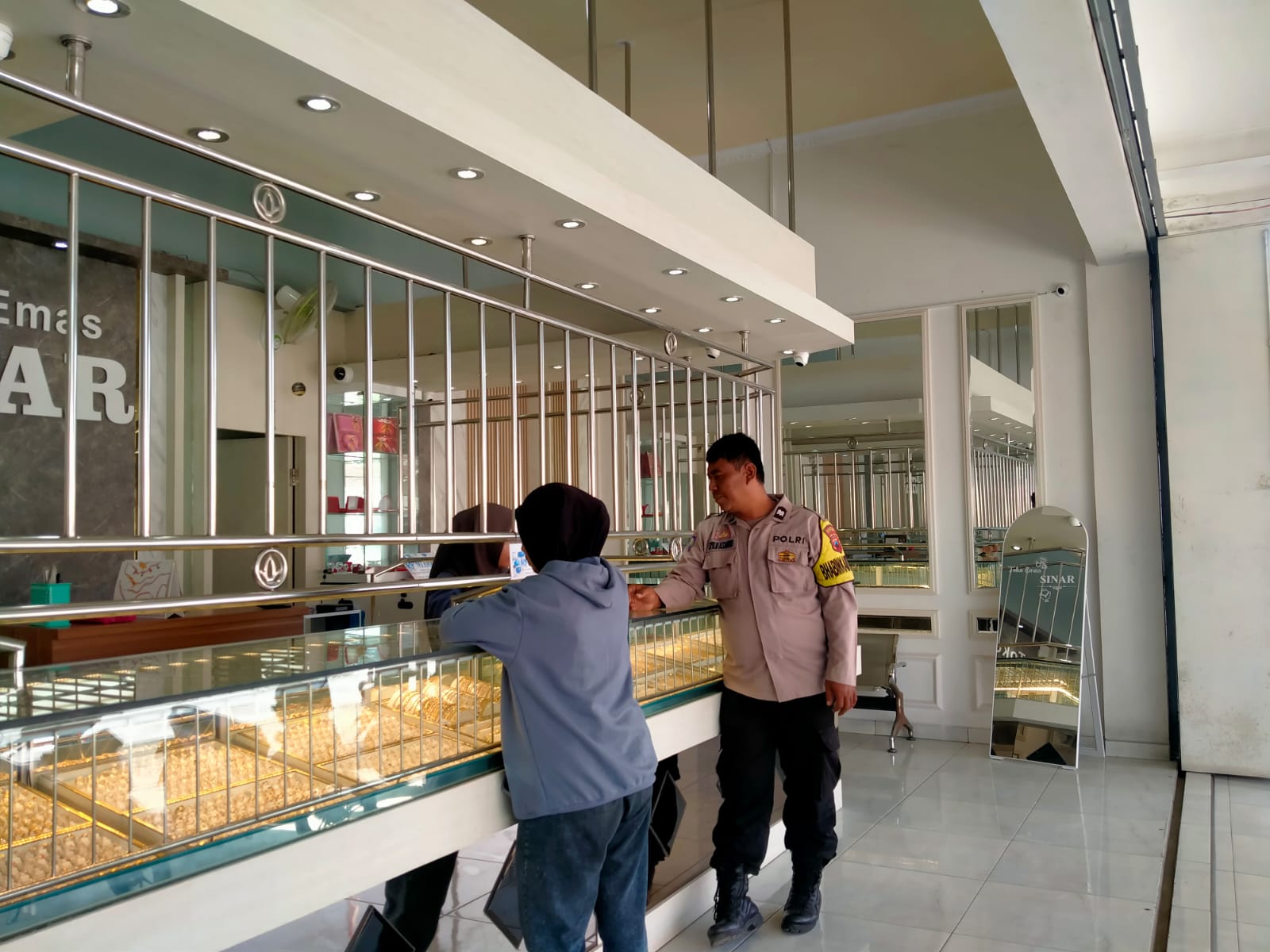 Jaga Keamanan Toko Emas, Bhabinkamtibmas Tambak Banyumas Ingatkan Karyawan Tak Lengah