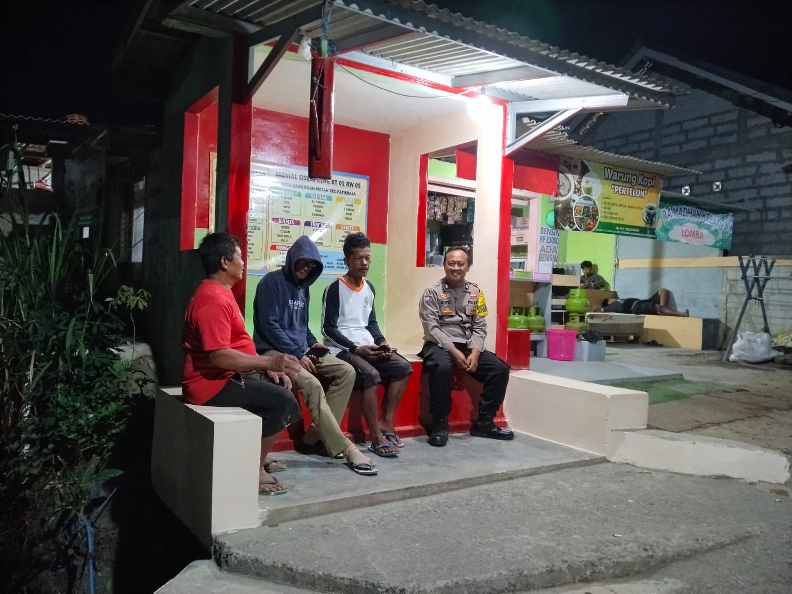 Bhabinkamtibmas Polsek Patikraja Sambangi Satkamling, Ajak Warga Waspadai Kejahatan Malam Hari