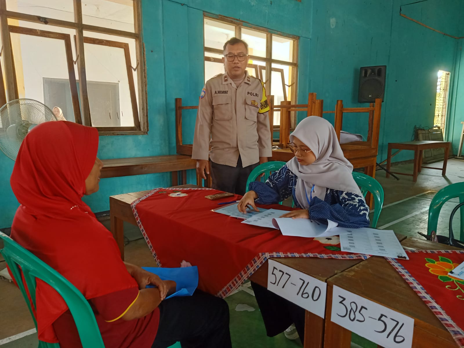 Tak Sekadar Mengamankan, Bhabinkamtibmas Polsek Karanglewas Dampingi Warga Terima Bantuan