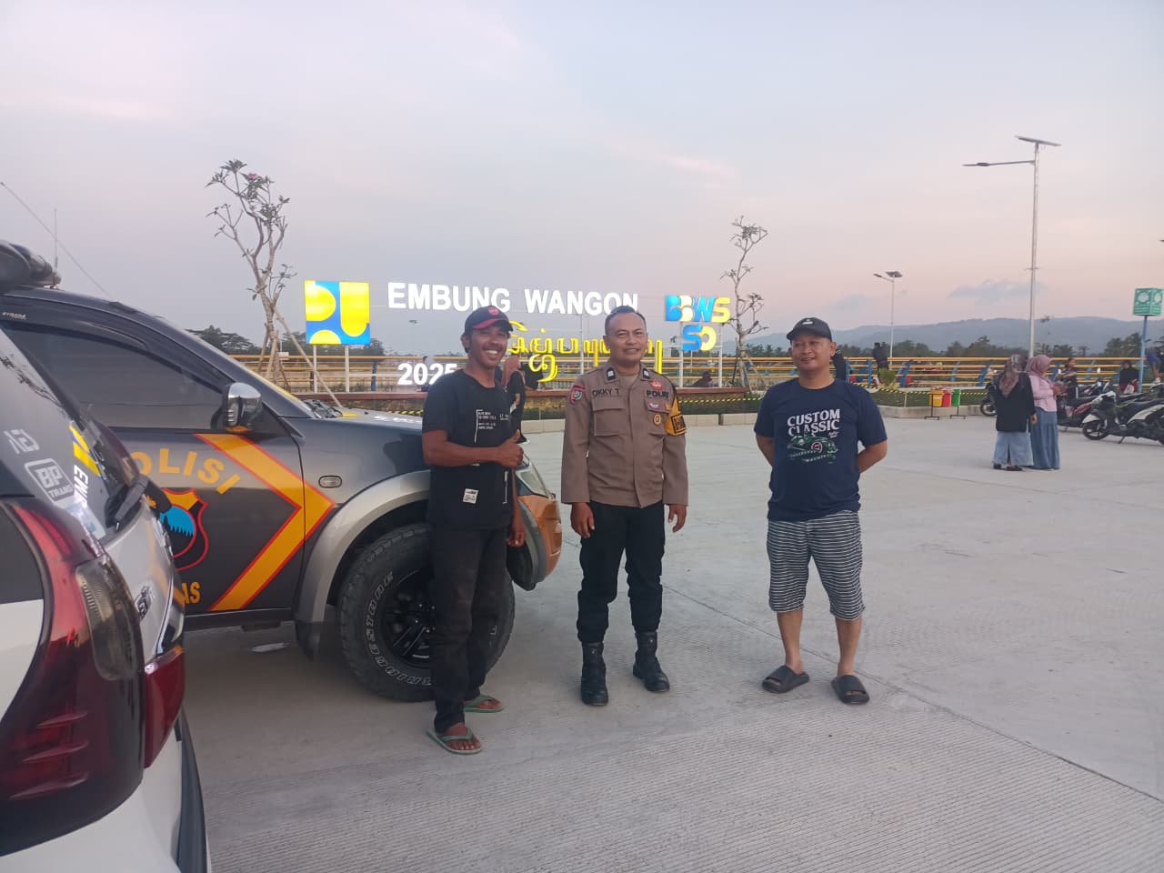Bhabinkamtibmas Wangon Banyumas Patroli Sore, Ajak Warga Waspada dan Kenalkan Layanan 110
