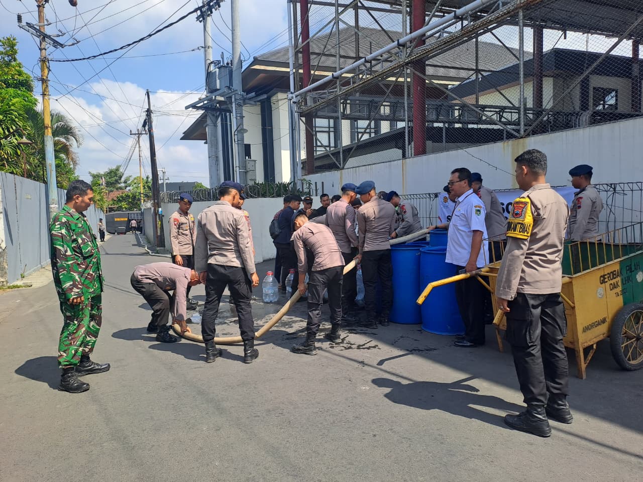 Peduli Warga Terdampak Kekeringan, Bhabinkamtibmas Polsek Purwokerto Timur Pantau Distribusi Air Bersih