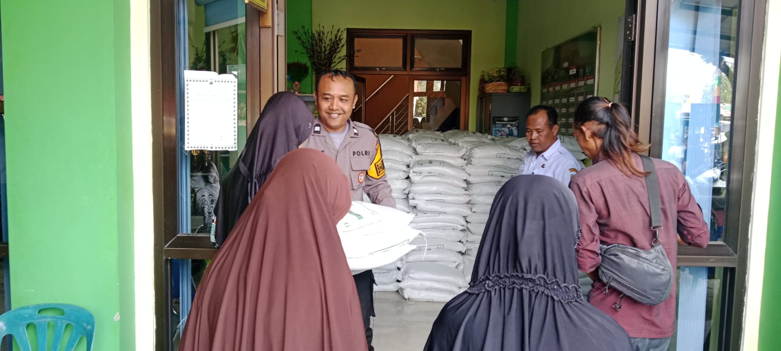 Polsek Purwokerto Timur Pantau Penyaluran Bantuan Pangan untuk 799 KPM di Kelurahan Mersi
