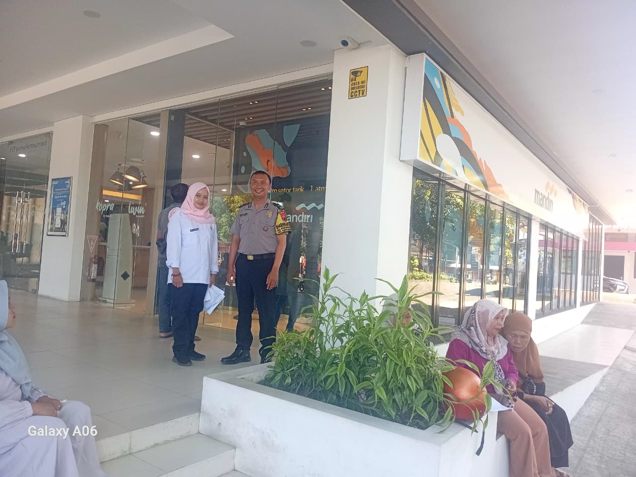 Polisi Banyumas Kawal Penyaluran PKH di Karangwangkal, Pastikan Tepat Sasaran dan Tertib