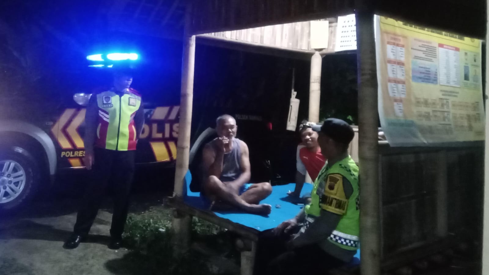 Silaturahmi dan Jaga Kamtibmas, Bhabinkamtibas Rawalo Banyumas Patroli Sambangi Satkamling