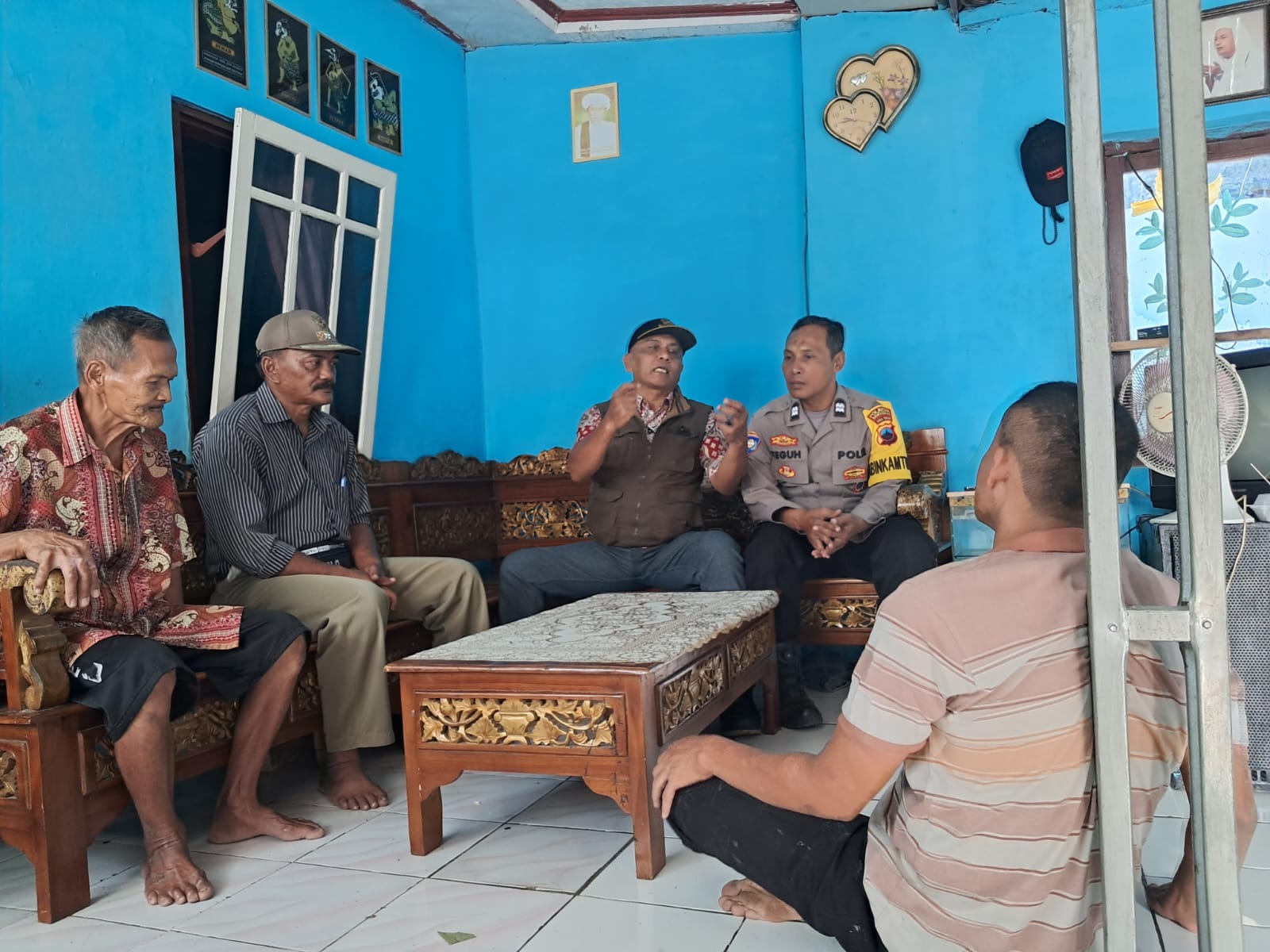 Bhabinkamtibmas Kembaran Banyumas Sambangi Warga, Perkuat Harkamtibmas di Lingkungan Desa