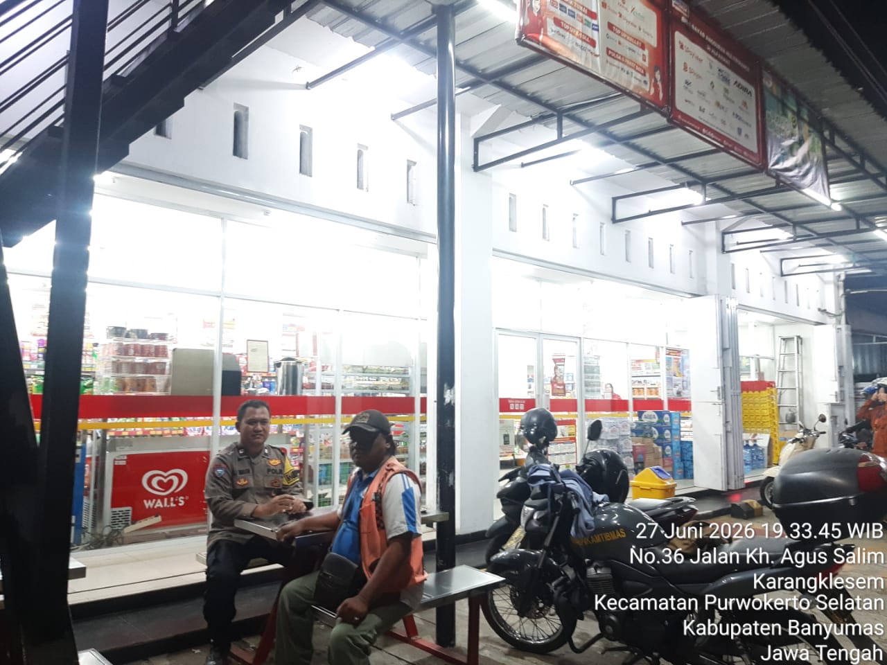 Cegah Curanmor, Bhabinkamtibmas Binluh Petugas Parkir di Purwokerto Selatan