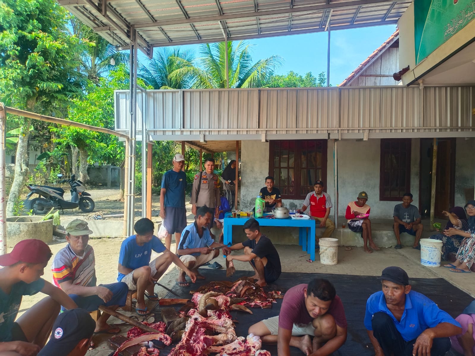 Bhabinkamtibmas Turun Langsung, Pastikan Penyembelihan dan Pembagian Kurban Berjalan Kondusif di Banyumas