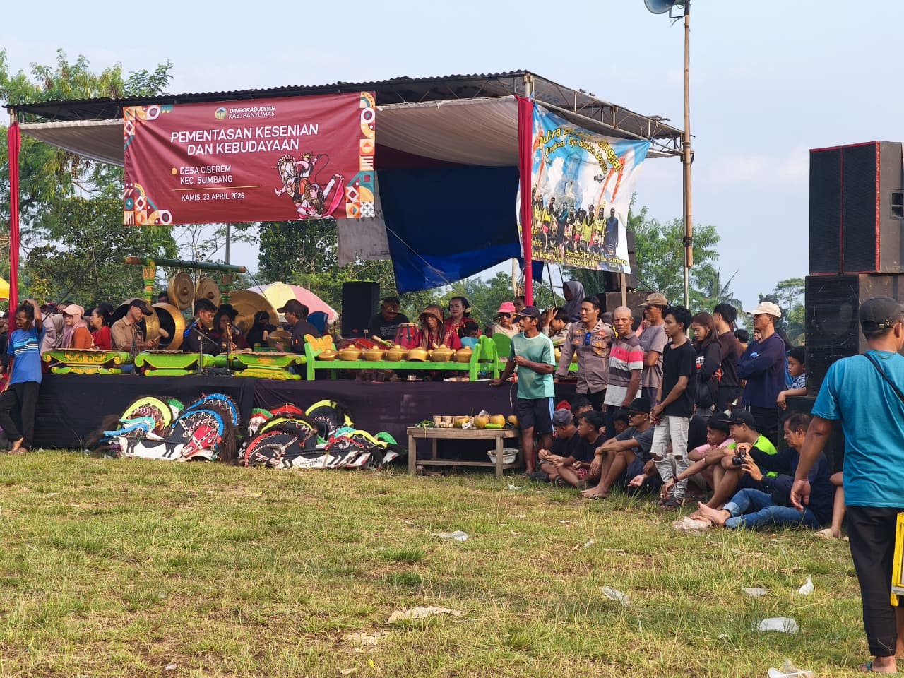 Bhabinkamtibmas Kembaran Polresta Banyumas Kawal Pentas Seni, Warga Menikmati Hiburan dengan Aman