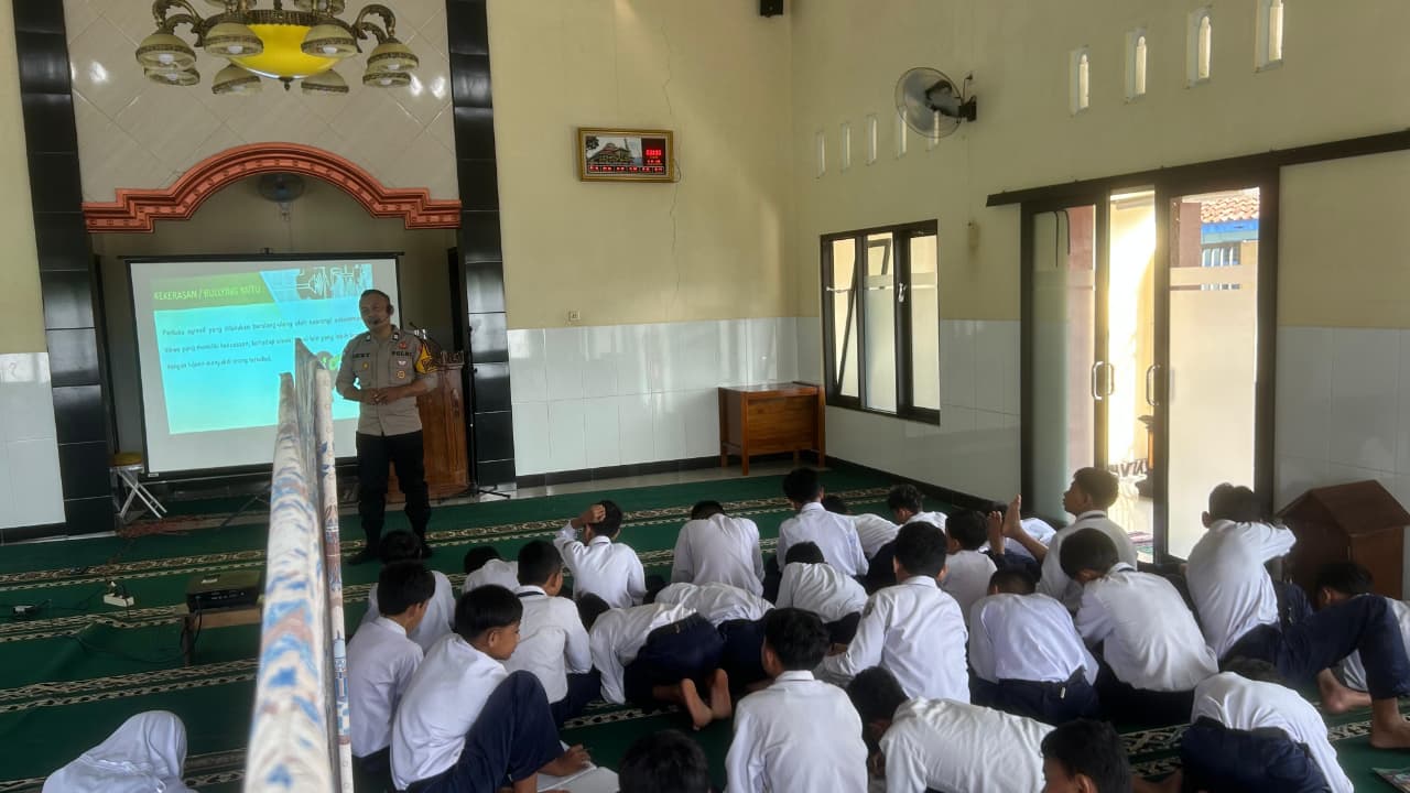 Cegah Perundungan Sejak Dini, Bhabinkamtibmas Wangon Polresta Banyumas Edukasi Pelajar MTs