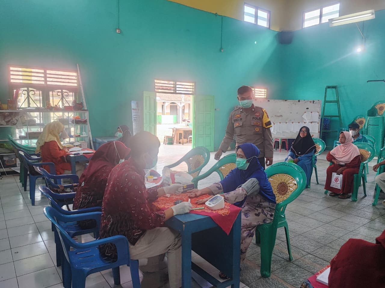 Cegah Penularan TBC, Bhabinkamtibmas Cilongok Dampingi Tracing di Desa Pageraji