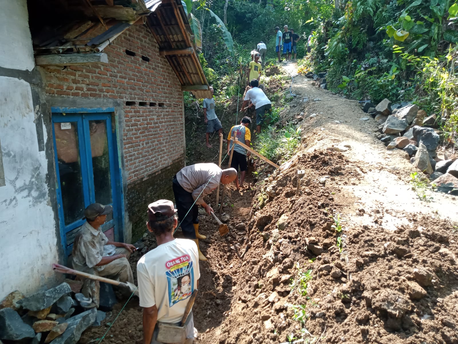 Bhabinkamtibas Kebasen Banyumas Ikuti Kerja Bakti, Perkuat Kekompakan dengan Warga Desa Tumiyang