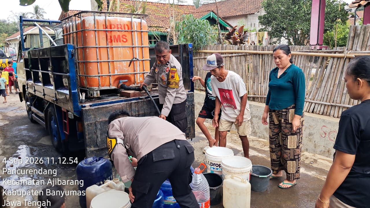 Krisis Air Mulai Terasa di Pancurendang, Polsek Ajibarang Bergerak Salurkan Air Bersih